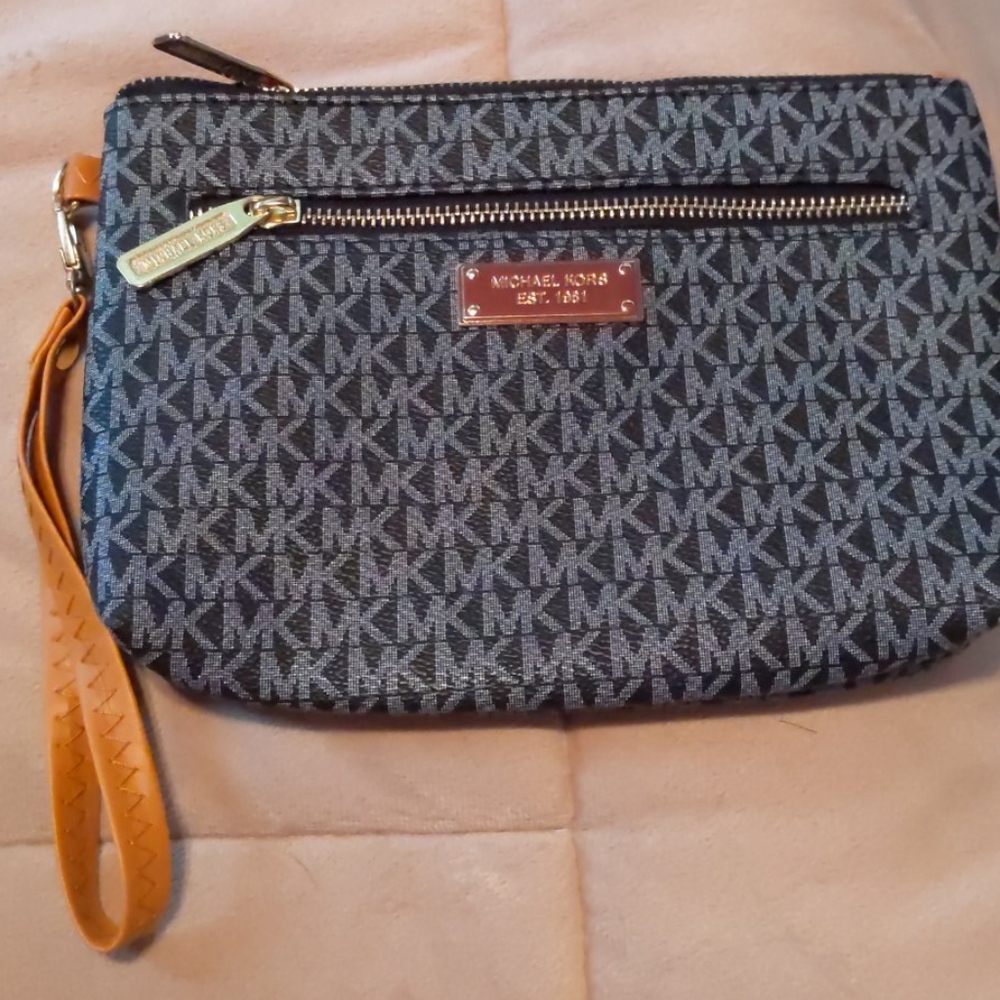 Michael kors wristlet